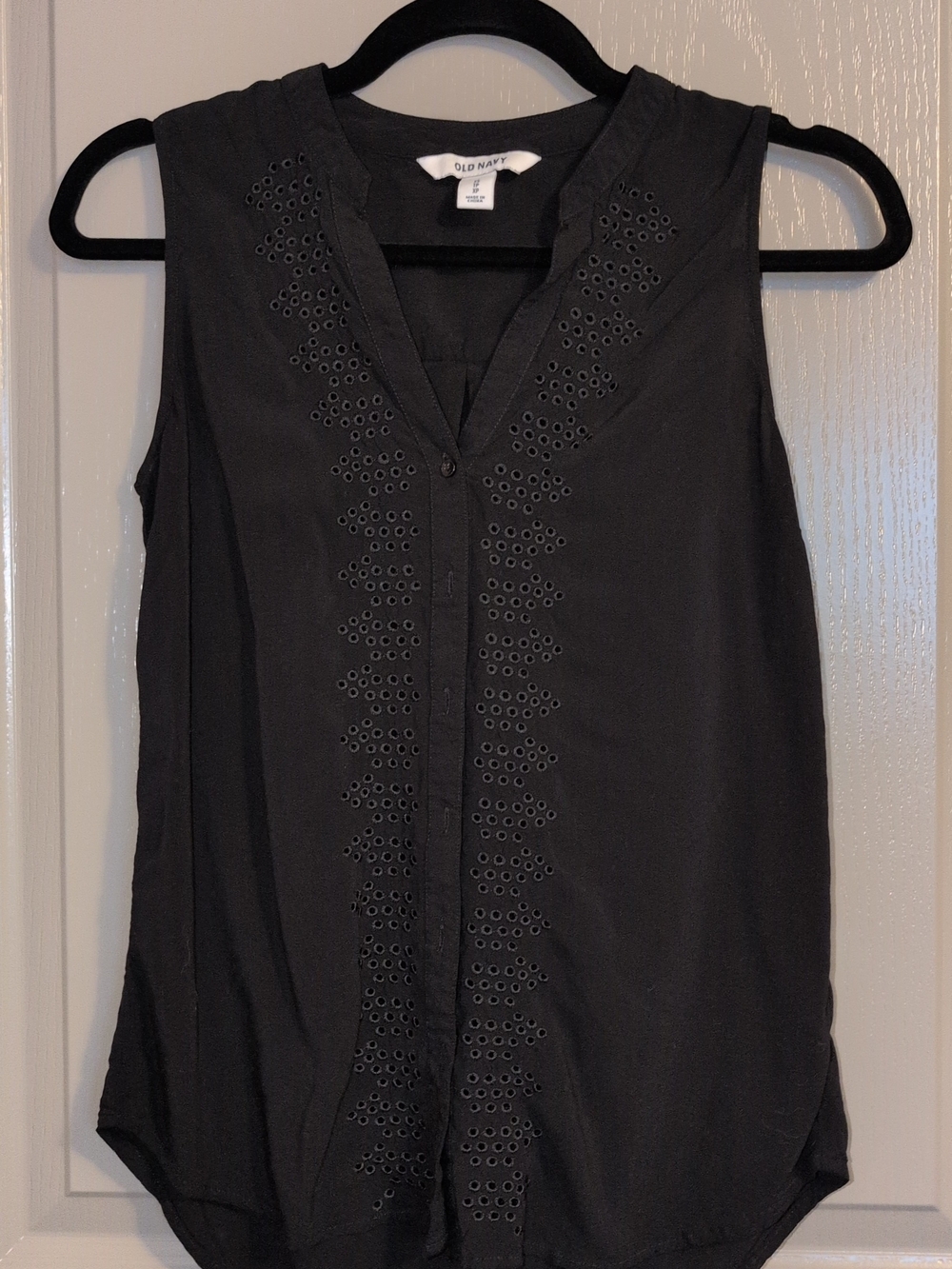 Old Navy Black Sleeveless Eyelet V-Neck Camisole